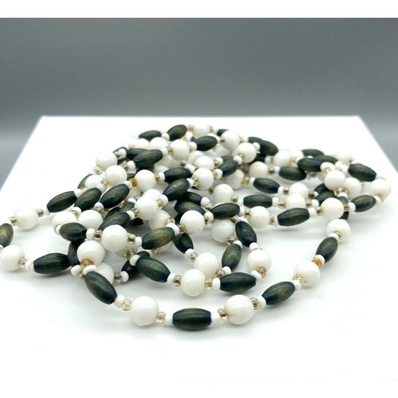 Elegant Vintage Beaded Strand Necklace, Art Deco Flapper Style with Milk Glass - Picture 4 of 4